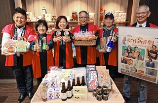 京都・南座での売り込みに向け、土産物をアピールする物産部会のメンバー＝夢海游淡路島