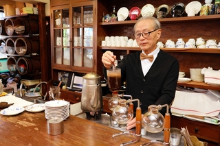 サイホンで最高の一杯をたてる船越武さん。店は「コーヒーと文化の香りがする場所」だという＝洲本市本町５