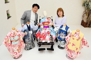 チャック式の着物を開発した、いせや写真館の高鍋妙子さん（右）と西田晃三社長。「誰でも着物を楽しめるように」と願う＝洲本市海岸通２