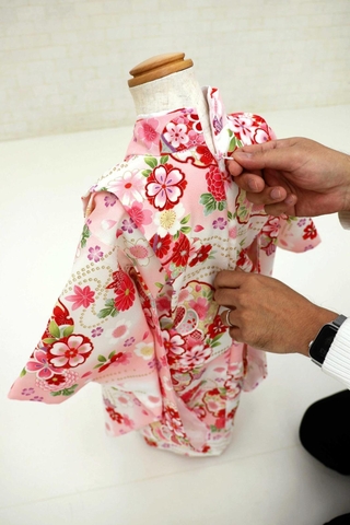 背中のチャックで楽に脱ぎ着できる＝洲本市海岸通２