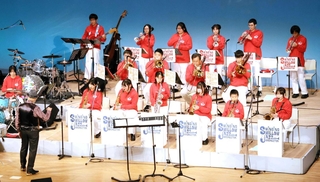 はつらつとした音を響かせた蒼開中学・高校ジャズバンド部＝洲本市文化体育館