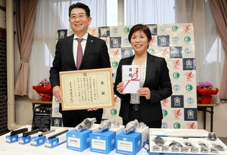 阿部都貴子校長（右）から感謝状を受け取った山田貴浩管理本部長＝洲本実業高校