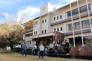 宿泊施設に生まれ変わる旧山田小学校。再生を担う人たちも、地域づくりの場となることを願う＝淡路市高山甲