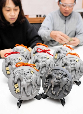 馬をデザインした干支瓦。福でいっぱいの袋を背負う＝南あわじ市津井