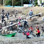 漁協と農協が協力し、７年ぶりに行われたかいぼり。高校生や地元住民らも参加した＝淡路市江井