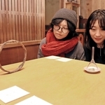 古民家を改修した会場で初の２人展を開く調香師の藤田美沙子さん（右）と陶芸家の早瀬有里恵さん＝洲本市中川原町二ツ石