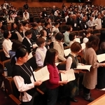 ２０年ぶりの「洲本第九」に向け、練習に励む合唱団＝洲本市文化体育館