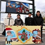 防火看板を描いた（左から）正井愛菜さん、新崎一華さん、片平結友さん、匠渉さん＝洲本市塩屋１