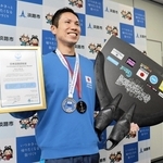 愛用のフィンと日本記録認定証を手にする杉谷大地さん＝淡路市役所