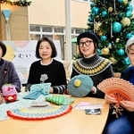 淡路島で初の手芸展を開く北平晴愛さん（右から２人目）。河原玲子さん（右端）と（左から）菅千浪さん、大継淳子さんも作品を寄せる＝夢海游淡路島