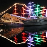 ライトアップされた咸臨丸（奥）と日本丸＝兵庫県南あわじ市福良甲