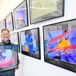 開設されたギャラリースペースで花の写真展を開き、「癒やしのひとときを」と話す山本恵生さん＝淡路市大谷