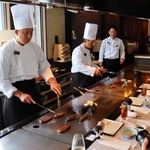 淡路ビーフとタマネギPR　オリックス・杉本選手ら「1日料理長」　淡路市のステーキ店で催し、20人と交流