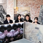 力作を出品する洲本高校美術部員＝洲本図書館