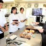 淡路高生、食の観光大使と弁当開発に挑む　地元産の卵で「丼」、24人がレシピ考案