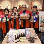 京都・南座での売り込みに向け、土産物をアピールする物産部会のメンバー＝夢海游淡路島