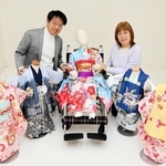 チャック式の着物を開発した、いせや写真館の高鍋妙子さん（右）と西田晃三社長。「誰でも着物を楽しめるように」と願う＝洲本市海岸通２