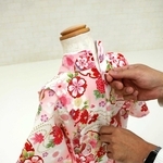 背中のチャックで楽に脱ぎ着できる＝洲本市海岸通２