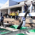 神河町から届いたサクラマスの稚魚。福良湾へ放流されるのを、関係者が見守った＝南あわじ市福良丙