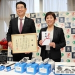 阿部都貴子校長（右）から感謝状を受け取った山田貴浩管理本部長＝洲本実業高校