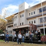 宿泊施設に生まれ変わる旧山田小学校。再生を担う人たちも、地域づくりの場となることを願う＝淡路市高山甲