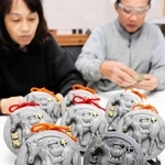 馬をデザインした干支瓦。福でいっぱいの袋を背負う＝南あわじ市津井