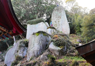 新年を前に、しめ縄が張り替えられた「神籬岩」。巨石には、現代人も引きつける何かがある＝淡路市柳沢