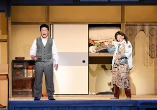 「淡路島・ふる里の橋」より、上の妹・昭子を演じる戸田ルナさん（右）と兄・修一を演じる曽我廼家一蝶さん（南座提供）