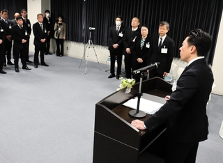 職員を前に今年の抱負を述べる戸田敦大淡路市長＝淡路市役所