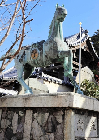 戦後４５年を経て再建された神馬像＝沼島八幡神社
