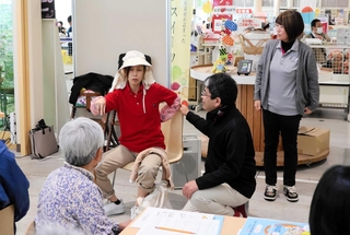 サポーター養成講座の寸劇では、認知症で居場所が分からなくなった人への接し方などを学んだ＝南あわじ市八木養宜上、美菜恋来屋