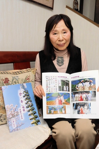 「『静の舞』経緯　記録写真集」をまとめた上田治子さん＝淡路市生穂
