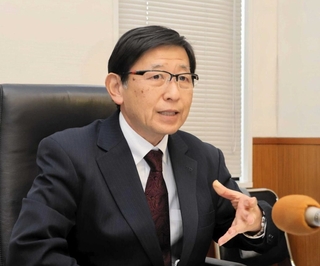 洲本市長選への立候補を表明した現職の上崎勝規氏＝洲本市塩屋１