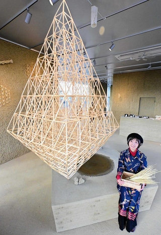 天井からつり下げられたヒンメリ作品と煙山昭子さん＝土のミュージアムＳＨＩＤＯ