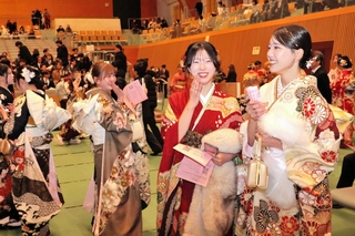 「二十歳のつどい」に参加した晴れ着姿の若者ら＝南あわじ市文化体育館