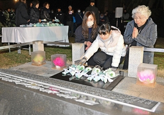 慰霊碑に献花する、登美恵子さんの遺族＝北淡震災記念公園（撮影・内田世紀）