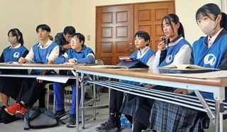 オンライン交流会で取り組みを発表する南あわじ市防災ジュニアリーダー＝南あわじ市役所