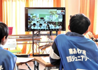 南あわじの取り組みについて聞く「Ｂｏｓａｉ　Ｊｒ．　消防団ひょうご」のメンバー＝南あわじ市役所