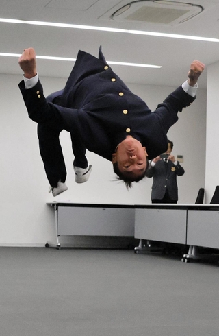 トリッキングの技を披露する花田善さん＝南あわじ市役所