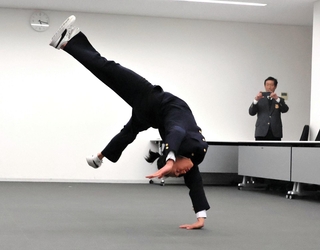 トリッキングの技を披露する花田善さん＝南あわじ市役所