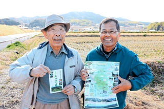 白巣山を背に、ウオーキングマップを手にする花岡幸男さん（左）と原田和文さん＝洲本市五色町鮎原