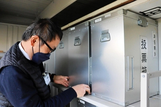 投票箱の確認など選挙準備を進める淡路市職員＝淡路市役所