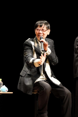 トークショーで故郷の思い出を語る堀井雄二さん＝洲本市文化体育館