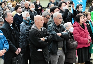 候補者の演説を聞く有権者ら＝淡路島内