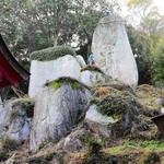 新年を前に、しめ縄が張り替えられた「神籬岩」。巨石には、現代人も引きつける何かがある＝淡路市柳沢