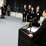 職員を前に今年の抱負を述べる戸田敦大淡路市長＝淡路市役所