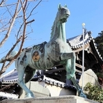 戦後４５年を経て再建された神馬像＝沼島八幡神社