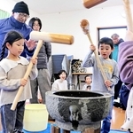 「明けましておめでとう」。新年のあいさつをし、餅をつく子どもたちを見守る堂本秀幸さん（左端）＝南あわじ市八木鳥井