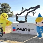 アワイチのモニュメント完成を祝う南あわじ市のキャラクター「ゆめるん」と「はばタン」（淡路県民局提供）