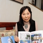 「『静の舞』経緯　記録写真集」をまとめた上田治子さん＝淡路市生穂